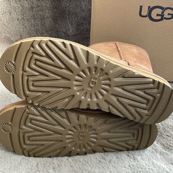 UGG - Women’s Classic Short ll / Winter Boots - Picture 3 of 7